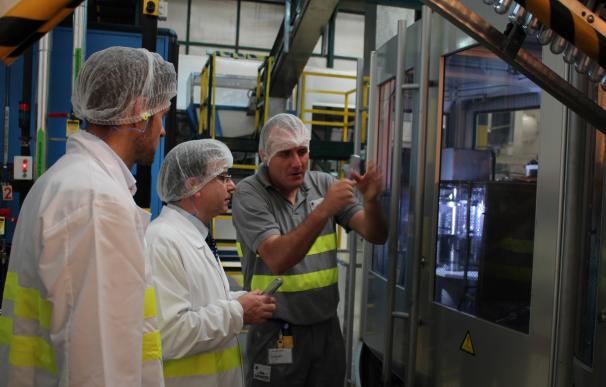 El subdelegado del Gobierno visita la planta de Aguas Lanjarón y conoce el nuevo envase 100% reciclable