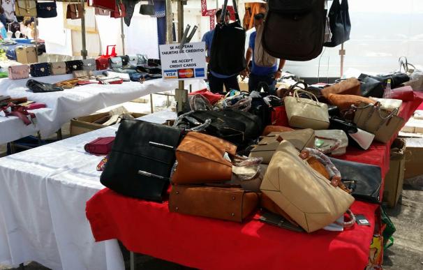 La Policía Local de Marbella interviene 654 artículos falsificados en el mercadillo de Puerto Banús