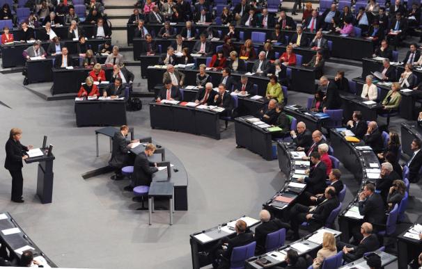 Merkel defiende su línea frente a la crisis europea ante el parlamento