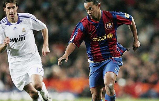 Van Nistelrooy y Ronaldinho, en un partido entre el Real Madrid y el Barcelona