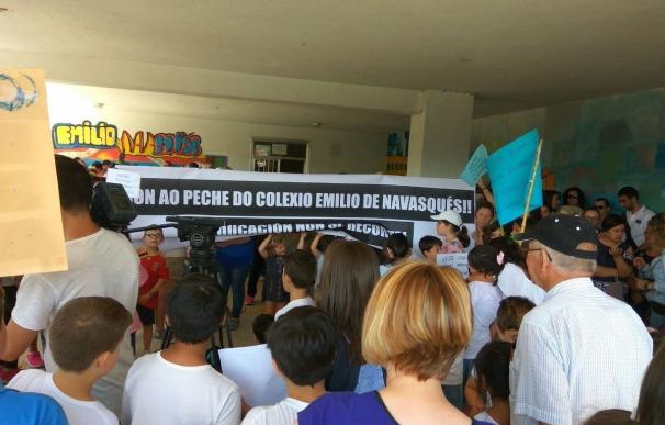 Protestas y rechazo en bloque de la comunidad educativa contra el cierre de centros en Outes, As Pontes y O Porriño