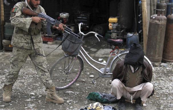Al menos 7 civiles muertos y uno herido al explotar una bomba en Afganistán
