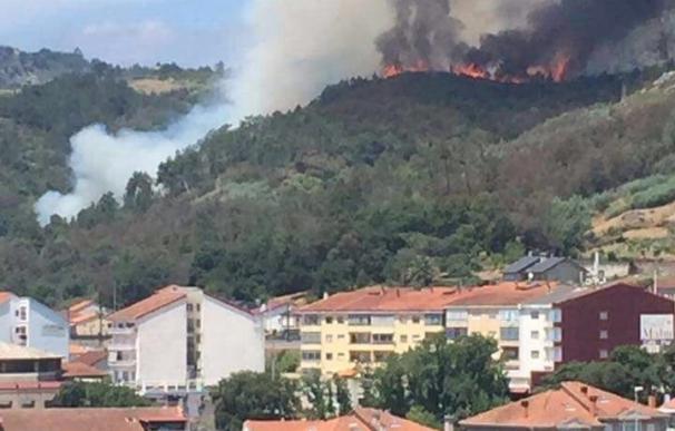 Un incendio en el entorno de Ourense obliga a desalojar varias viviendas de forma preventiva