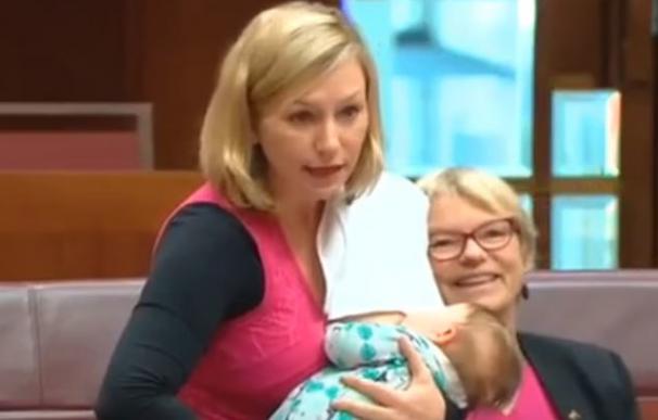 Una política australiana da el pecho a su bebé en plena intervención