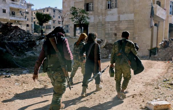 Unos 18.000 civiles han conseguido ya salir de una Alepo bajo las bombas