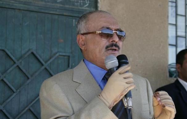 El presidente de Yemen firma un acuerdo para entregar el poder
