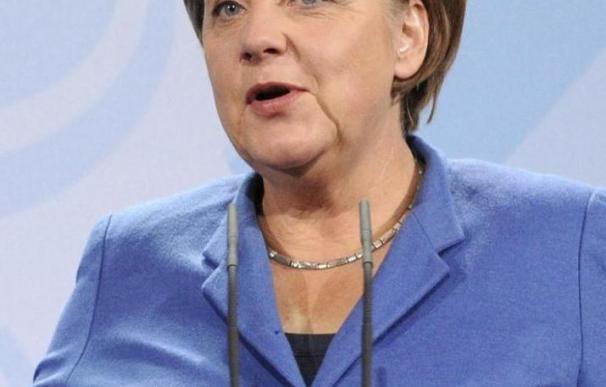 Merkel reitera su rechazo a los eurobonos y critica a la CE