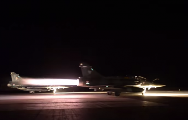 Francia empieza a bombardear Raqqa, la capital siria bastión del Estado Islámico