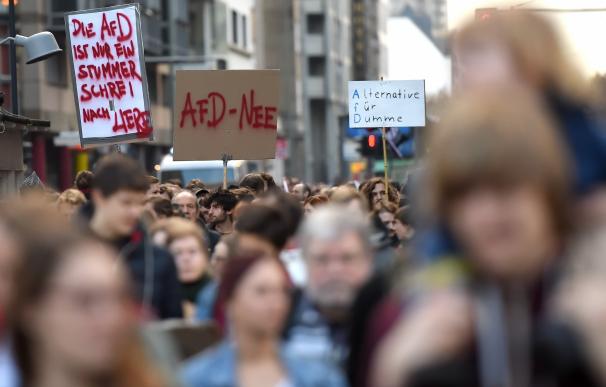 Manifestantes en Berlín contra la política de recepción de refugiados