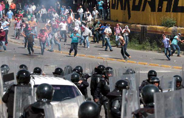 Aumenta la tensión y la violencia en México por la desaparición de los 43 estudiantes
