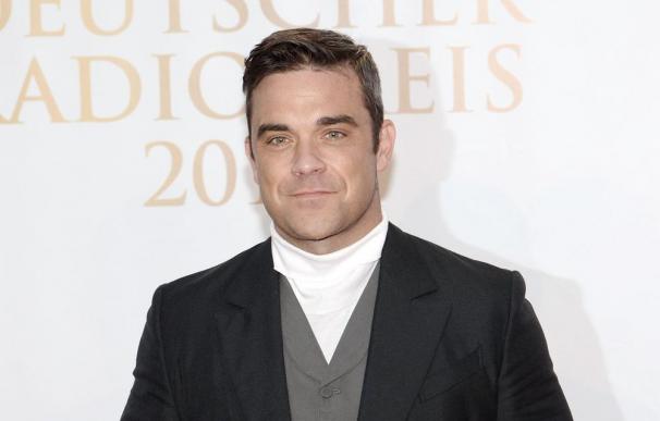 A Robbie Williams le encanta ver la tele con su hija