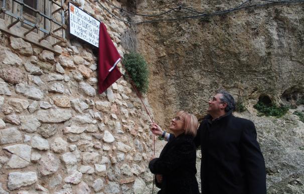 Cuenca rinde homenaje al poeta Lucas Aledón y le dedica un espacio que lleva su nombre junto a las Casas Colgadas