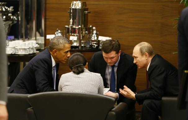 Russian President Vladimir Putin (R) meets with US