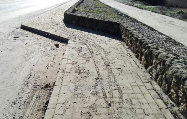 Vecinos de Aljaraque alertan de "riesgo" de transitar por el puente del arroyo de La Dehesa