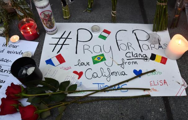 A sign shows support for Paris during a vigil in f
