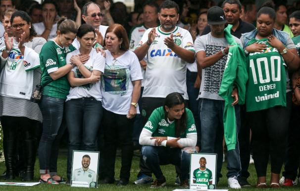 Familiares de los jugadores fallecidos en el accidente de avión lloran a las víctimas.