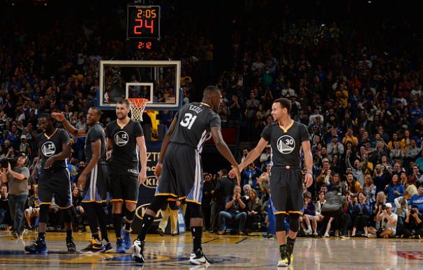 Los Warriors de Curry siguen haciendo historia. / Getty Images