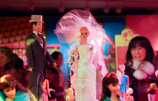 La muestra "50 aniversario de Barbie y Ken" reúne en Tokio 300 muñecas