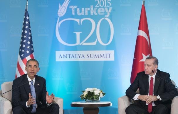 US President Barack Obama (L) speaks as Turkish Pr