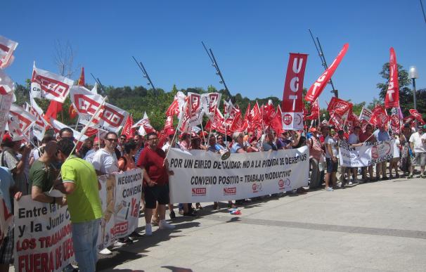 Cientos de profesionales del transporte sanitario se concentran en las Cortes para reclamar subidas salariales