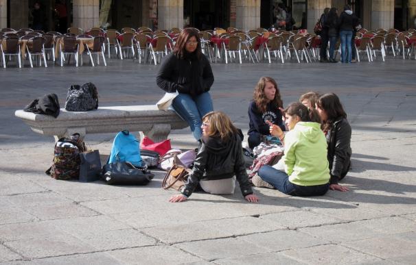 Los estudiantes de español en Salamanca recibirán una nueva guía con la oferta extraacadémica en la ciudad