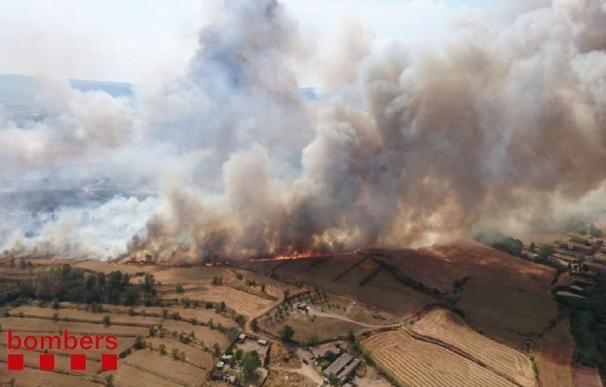 Una veintena de dotaciones de Bomberos remojan el incendio de Sant Fruitós