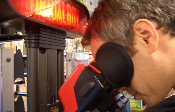 Un usuario prueba el Virtual Boy de Nintendo. (JohnnyMrNinja / Wikipedia)