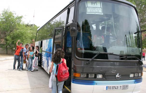 Un grupo de estudiantes sube a un autobús de transporte escolar.