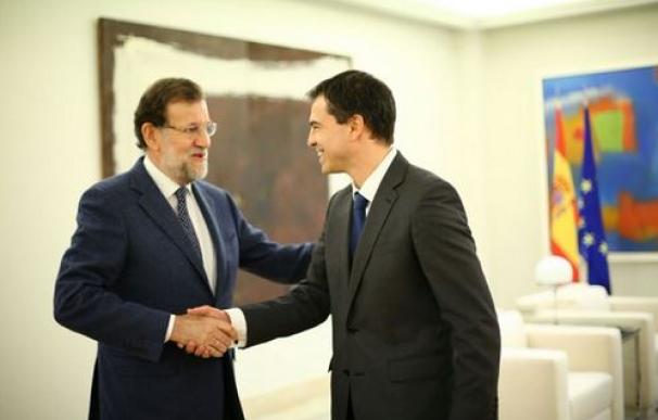 El portavoz de UPyD, Andrés Herzog, con Mariano Rajoy, en La Moncloa.