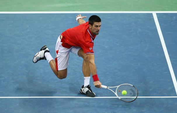 Djokovic golpea la bola en la final de la Davis entre Serbia y Francia
