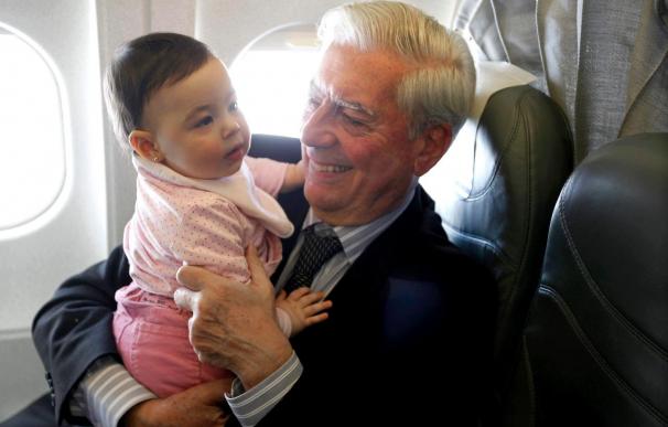 Vargas Llosa viaja con su nieta a Estocolmo para recibir el Premio Nobel