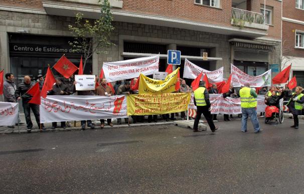 Un grupo de marroquíes pide frente a la Agencia EFE en Madrid objetividad al informar del Sáhara