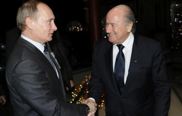 Medvédev asegura a Blatter que Rusia organizará un Mundial al más alto nivel