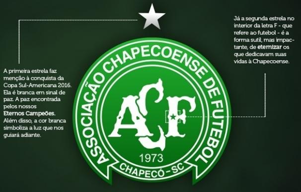 El Chapecoense cambia su escudo tras la tragedia aérea añadiendo dos estrellas en recuerdo de las víctimas