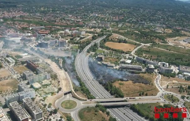 Estabilizado un incendio que ha obligado a cortar la C-16 en Sant Cugat