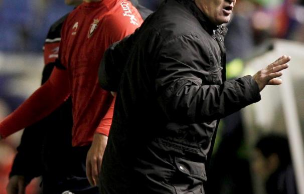El entrenador de Osasuna, Camacho, junto a su futbolista Vadócz