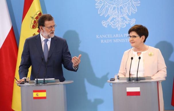 Rajoy dice que no "abdicará" de su deber con el referéndum y recuerda que ayuntamientos y funcionarios deben cumplir ley