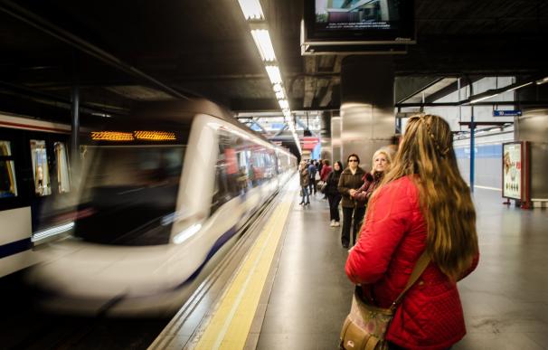 Metro estima que circulan más trenes de los establecidos por servicios mínimos en la tercera jornada de huelga