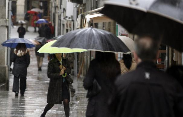Intensas lluvias y fuertes vientos activan la alerta en dieciséis provincias