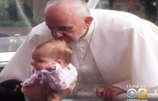 El papa Francisco besando a la pequeña Gianna