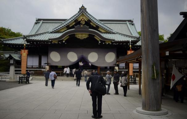 Parlamentarios japoneses visitan el criticado santuario de Yasukuni