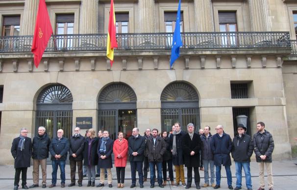 El Gobierno foral y parlamentarios se concentran para condenar los atentados terroristas en Berlín y Ankara