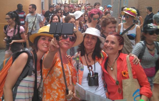 Vecinos disfrazados de turistas y una "meada colectiva" en protesta por la "turistificación" del centro de Valencia