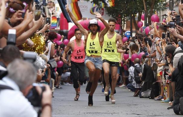 Uno de los participantes en la carrera de tacones de la calle Pelayo, uno de los eventos más tradicionales de la fiestas del Orgullo Gay (EFE/Paco Campos)