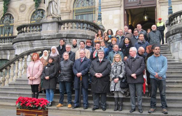 Ayuntamiento de Bilbao se concentra para mostrar su condena de los atentados de Berlín y Ankara