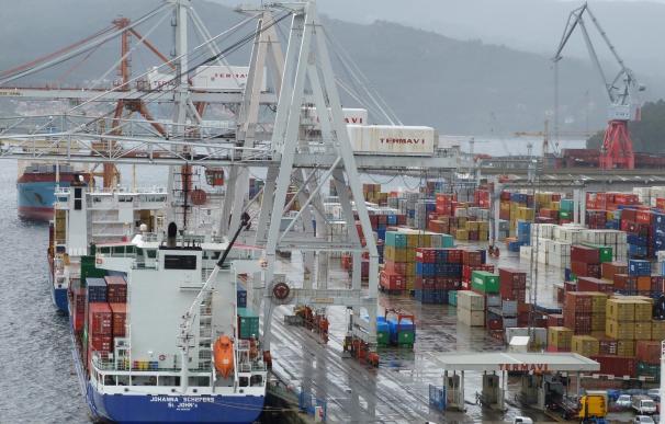 Segunda jornada de paros sin incidencias en el Puerto de Vigo, donde un solo barco ha descargado mercancía