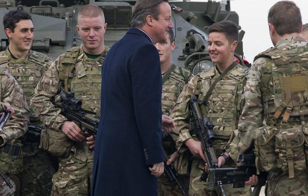 British Prime Minister David Cameron (4L) talks wi