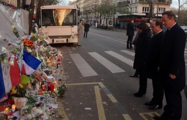 Cameron rinde homenaje a las víctimas de los atentados de París junto a Hollande