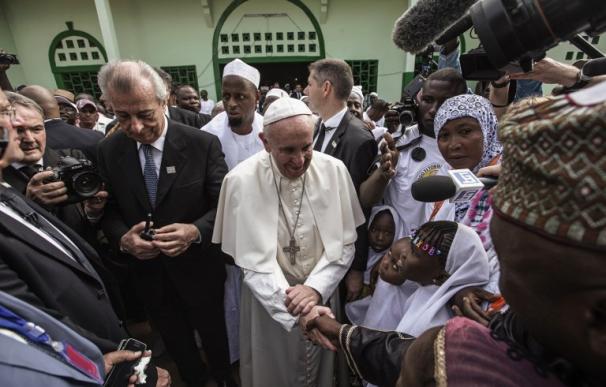 El Papa visita la mezquita de Bangui y pide la paz con los hermanos musulmanes