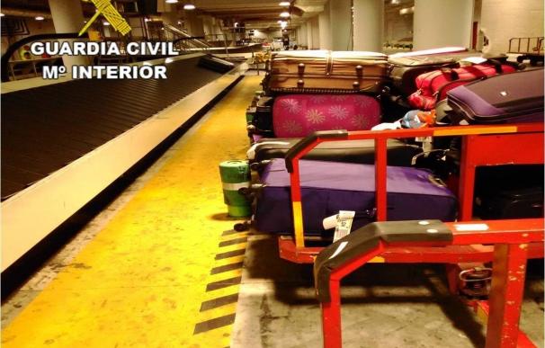 Investigados cuatro trabajadores de compañías aéreas por sustraer objetos de maletas en el aeropuerto